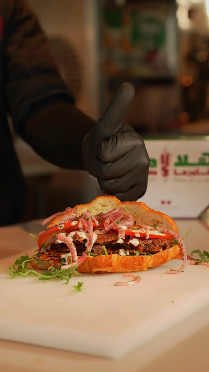 شاورما-سون لحم تنبني داخل كرواسون في فرع هلا · A beef Shawarma-Ssant built in a Halla branch